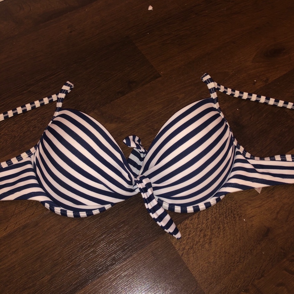 CUTE NAVY/WHITE STRIPED SWIM TOP
